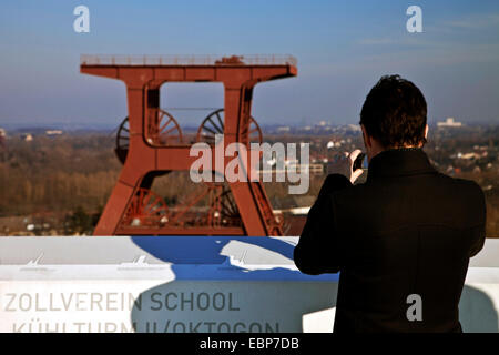 Prendre des photos de visiteurs plate-forme d'observation à châtelet 12 du complexe industriel de la mine de charbon de Zollverein, l'Allemagne, en Rhénanie du Nord-Westphalie, région de la Ruhr, à Essen Banque D'Images