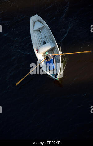 Vue aérienne d'un homme ramer un barque en fibre de verre / skiff / canot pneumatique, Finlande Banque D'Images
