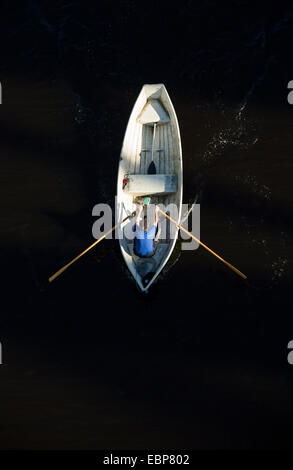 Vue aérienne d'un homme ramer un barque en fibre de verre / skiff / canot pneumatique , Finlande Banque D'Images