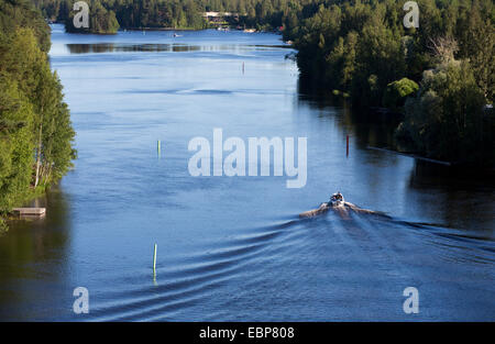 Bateau à moteur / skiff à la rivière Leppävirta , Finlande Banque D'Images