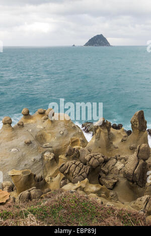 Vue sur les roches géologiques bizarres formations rocheuses et sur une falaise à l'Heping (Espoir) Island Park à Keelung, Taïwan. Banque D'Images