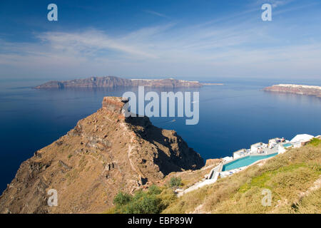 Imerovigli, Santorini, sud de la mer Egée, en Grèce. Vue depuis la falaise de Skaros Rock et la lointaine île de Thirasia. Banque D'Images