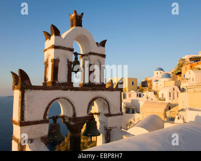 Ia, Santorin, Grèce, sud de la Mer Egée. Clocher de l'église sur la falaise, le lever du soleil. Banque D'Images