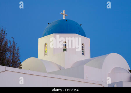 Firostefani, Santorin, sud de la mer Egée, en Grèce. Église à dôme bleu typique, l'aube. Banque D'Images