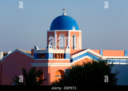 Ia, Santorin, Grèce, sud de la Mer Egée. Église à dôme bleu coloré. Banque D'Images