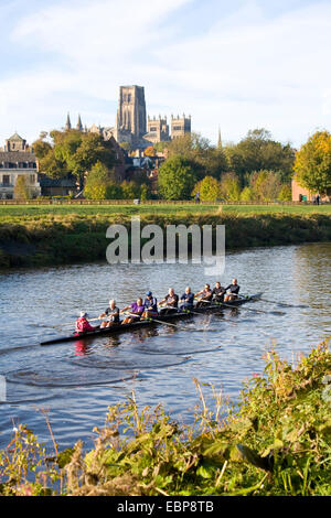 Le Comté de Durham, Durham, Angleterre. Voir l'usure de l'autre côté de la rivière à la cathédrale de Durham, amateur mature rameurs dans la formation. Banque D'Images