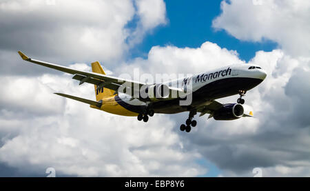 Monarch Airlines Boeing 767, à l'atterrissage à l'Aéroport International de Manchester. Banque D'Images