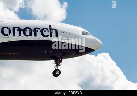 Monarch Airlines Boeing 767, à l'atterrissage à l'Aéroport International de Manchester. Banque D'Images