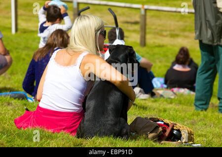 Femme et chien regardant des événements survenus à Lowther Show, Lowther Estate, Lowther, Penrith, Cumbria. Banque D'Images