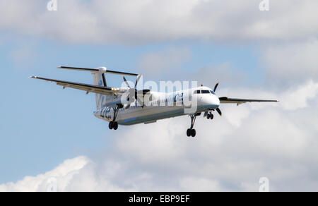 Flybe Bombardier Dash 8 Q400, à l'atterrissage à l'Aéroport International de Manchester. Banque D'Images