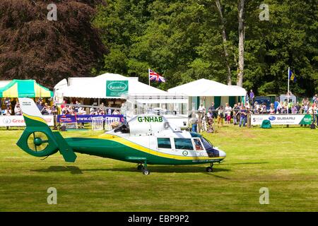 Great North Air Ambulance, G-NHAB, fierté de Cumbria, atterrissant à Lowther Show. Banque D'Images