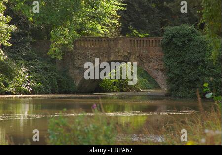 Pont en arc de pierre à Hampstead Heath à Londres, Angleterre Banque D'Images