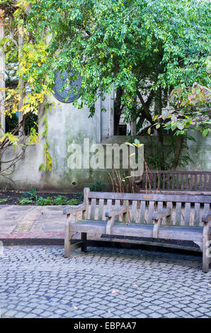 Jardin caché dans les ruines de St Dunstan's dans l'Est de l'église médiévale dans la ville de London, England, UK Banque D'Images