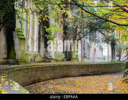 Jardin caché dans les ruines de St Dunstan dans l'Est de l'église médiévale dans la ville de London, England, UK Banque D'Images