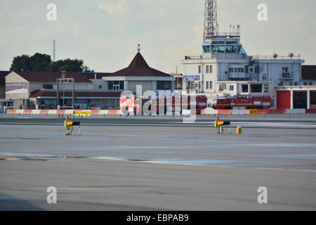 Gibraltar. 3 Décembre, 2014. Les services d'urgence à Gibraltar ont été aujourd'hui mis à l'épreuve comme une catastrophe aérienne planifiée à l'exercice a été simulée à l'aéroport de Gibraltar. Surveillés de près par les autorités de l'Aviation Civile l'exercice a été effectuée pour examiner l'efficacité de tous les services essentiels à la fois le civil et le ministère de la Défense, en particulier dans les structures de commandement de bronze et d'argent et de l'intervention. Crédit : Stephen Ignacio/Alamy Live News Banque D'Images