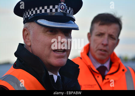 Gibraltar. 3 Décembre, 2014. Les services d'urgence à Gibraltar ont été aujourd'hui mis à l'épreuve comme une catastrophe aérienne planifiée à l'exercice a été simulée à l'aéroport de Gibraltar. Surveillés de près par les autorités de l'Aviation Civile l'exercice a été effectuée pour examiner l'efficacité de tous les services essentiels à la fois le civil et le ministère de la Défense, en particulier dans les structures de commandement de bronze et d'argent et de l'intervention. Crédit : Stephen Ignacio/Alamy Live News Banque D'Images