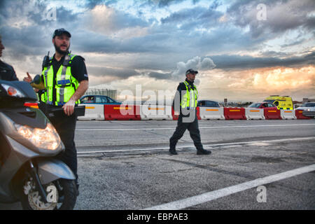 Gibraltar. 3 Décembre, 2014. Les services d'urgence à Gibraltar ont été aujourd'hui mis à l'épreuve comme une catastrophe aérienne planifiée à l'exercice a été simulée à l'aéroport de Gibraltar. Surveillés de près par les autorités de l'Aviation Civile l'exercice a été effectuée pour examiner l'efficacité de tous les services essentiels à la fois le civil et le ministère de la Défense, en particulier dans les structures de commandement de bronze et d'argent et de l'intervention. Crédit : Stephen Ignacio/Alamy Live News Banque D'Images