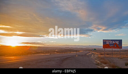 Cisco, Utah - Coucher de soleil sur l'Interstate 70, à la frontière Utah-Colorado. Banque D'Images