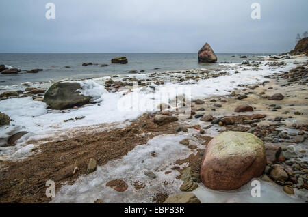 Côte de la mer Baltique en hiver par temps nuageux Banque D'Images