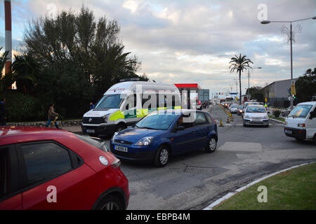 Gibraltar. 3 Décembre, 2014. Les services d'urgence à Gibraltar ont été aujourd'hui mis à l'épreuve comme une catastrophe aérienne planifiée à l'exercice a été simulée à l'aéroport de Gibraltar. Surveillés de près par les autorités de l'Aviation Civile l'exercice a été effectuée pour examiner l'efficacité de tous les services essentiels à la fois le civil et le ministère de la Défense, en particulier dans les structures de commandement de bronze et d'argent et de l'intervention. Crédit : Stephen Ignacio/Alamy Live News Banque D'Images