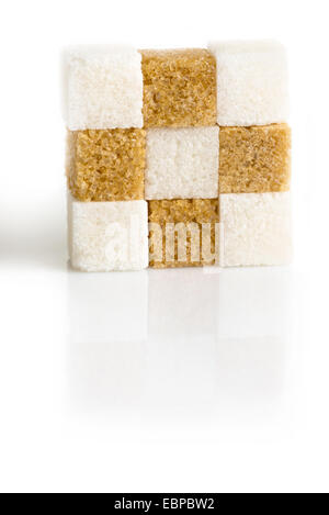 Cubes de sucre de canne raffiné brun et blanc isolé sur fond blanc Banque D'Images