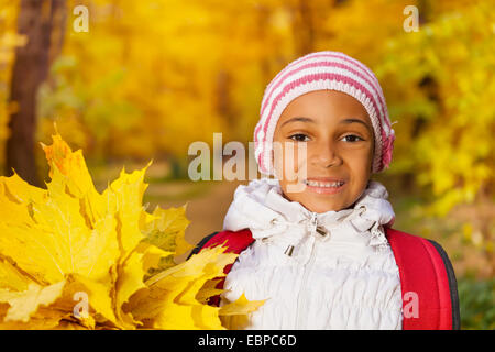 Portrait of African girl avec feuilles bouquet Banque D'Images