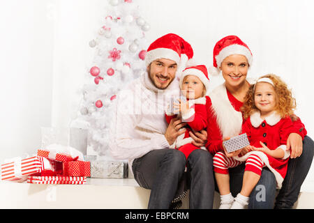 Happy Family opening Christmas presents on Banque D'Images