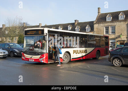 Service de bus public dans les Cotswolds au départ Bus Stow on the Wold centre ville Gloucestershire UK Banque D'Images