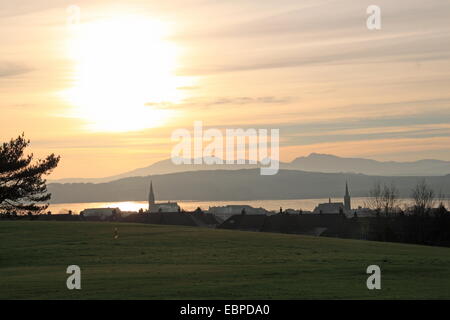 Coucher de soleil sur Largs, avec beaucoup de (Cumbrae) et au-delà de Bute, North Ayrshire, Ecosse, Grande-Bretagne, Royaume-Uni, UK, Europe Banque D'Images