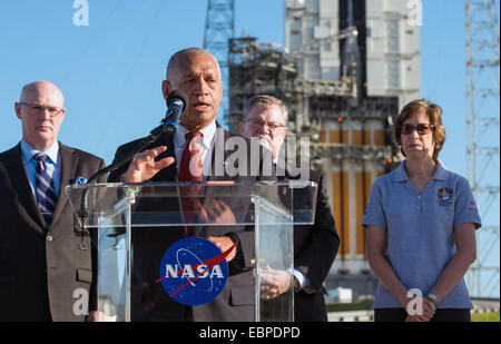 L'administrateur de la NASA Charlie Bolden, avec United Launch Alliance chef tory Bruno, l'arrière gauche, Lockheed Martin, gestionnaire du programme Orion Mike Hawes, directeur du Centre spatial Johnson et Ellen Ochoa, parler aux membres des médias en face de l'Alliance Lancement fusée Delta IV Heavy avec Orion de la NASA a monté au sommet de l'engin spatial au centre de lancement de l'espace 37 Décembre 3, 2014 à Cape Canaveral, en Floride. Orion est programmé pour faire son premier essai en vol le 4 décembre. Banque D'Images