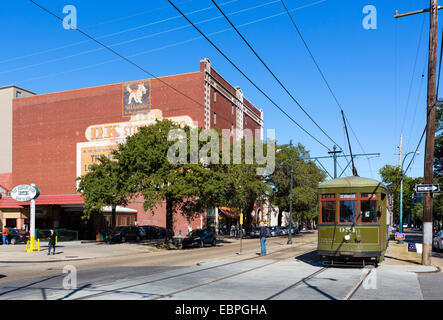 St Charles Streetcar sur St Charles Avenue dans le quartier des Jardins, La Nouvelle-Orléans, Louisiane, Etats-Unis Banque D'Images