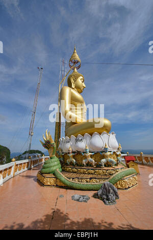 Golden Buddha le haut de Wat Tham Sua Tiger Cave Temple de Krabi, Thaïlande Banque D'Images