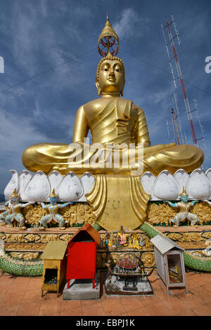 Golden Buddha le haut de Wat Tham Sua Tiger Cave Temple de Krabi, Thaïlande Banque D'Images