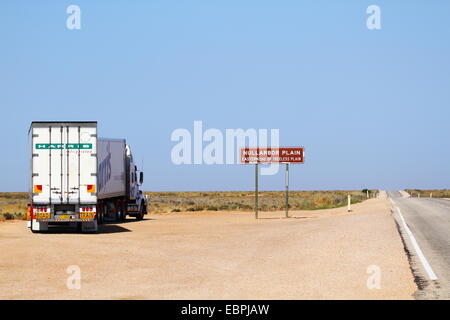 Un camion est arrêté par l'Eyre Highway sign informe de l'extrémité orientale de la plaine sans arbres, la plaine du Nullarbor, Australie du Sud. Banque D'Images