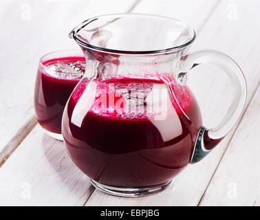 Jus de Betteraves rouges dans une cruche en verre. Selective focus Banque D'Images