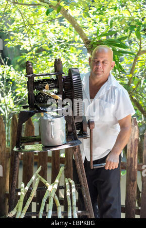 CUBA - 5 mai 2014 : mécanisme manuel pour la fabrication de jus de canne à sucre à Cuba Banque D'Images