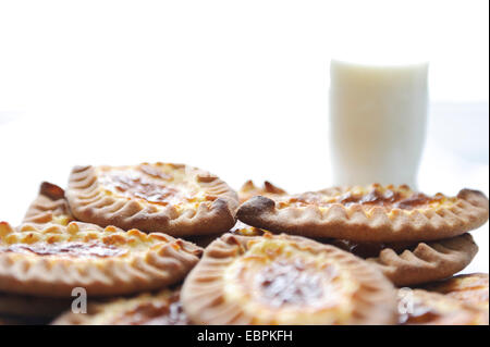 Le carélien et gâteaux finlandais avec des pommes de terre Banque D'Images