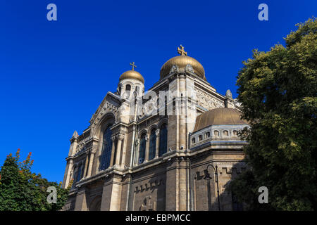 Dômes oignon d'or, Cathédrale de l'Assomption de la Vierge, la côte de la mer Noire, Varna, Bulgarie, Europe Banque D'Images