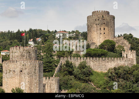 La forteresse Rumeli Hisari (de l'Europe ou Rumelihisari), augmentation de la vue depuis le détroit du Bosphore, Hisarustu, Istanbul, Turquie, Europe Banque D'Images