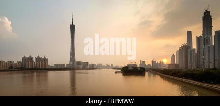 Panorama de Guangzhou dans journée, Zhujiang New Town Banque D'Images