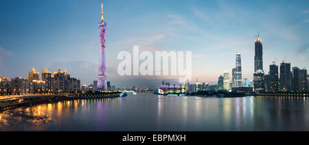 Panorama de Guangzhou dans journée, Zhujiang New Town Banque D'Images