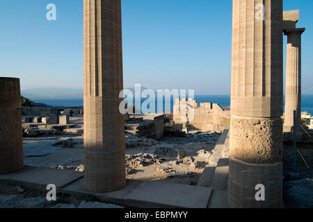 La grande Stoa hellénistique dans l'Acropole de Lindos, Rhodes, Dodécanèse, îles grecques, Grèce, Europe Banque D'Images