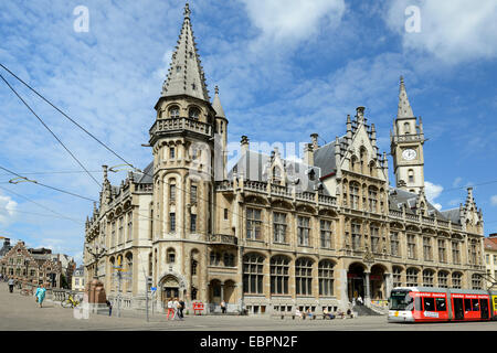 Tramway en face de l'Old Post Office building, le maïs (marché Korenmarkt), Gand, Flandre, Belgique, Europe Banque D'Images