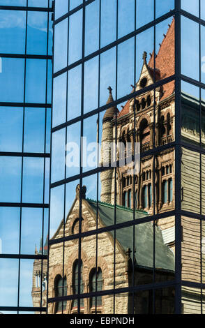 L'église Trinity reflète dans le John Hancock Building, Boston, Massachusetts, New England, United States of America Banque D'Images