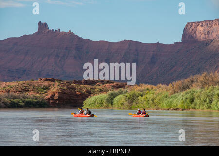 Des couples kayak sur la rivière Colorado, Castle Valley près de Moab, Utah, États-Unis d'Amérique, Amérique du Nord Banque D'Images