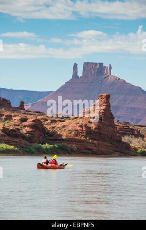 Le couple kayak le fleuve Colorado, Château vallée près de Moab, Utah, États-Unis d'Amérique, Amérique du Nord Banque D'Images