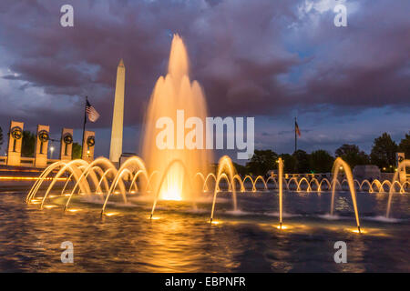 Le Washington Monument éclairé la nuit vu depuis la Seconde Guerre mondiale, Washington D.C., États-Unis d'Amérique Banque D'Images
