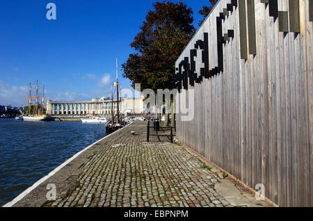 Harbourside et Arts Arnolfini Gallery sur une journée ensoleillée, Bristol, Angleterre, Royaume-Uni, Europe Banque D'Images