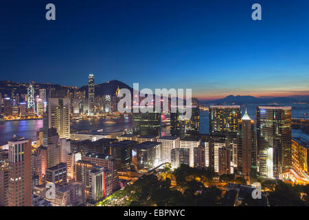 Voir l'île de Hong Kong et Tsim Sha Tsui skylines au crépuscule, Hong Kong, Chine, Asie Banque D'Images