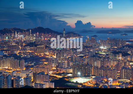 Vue de Kowloon et l'île de Hong Kong au coucher du soleil, à Hong Kong, Chine, Asie Banque D'Images